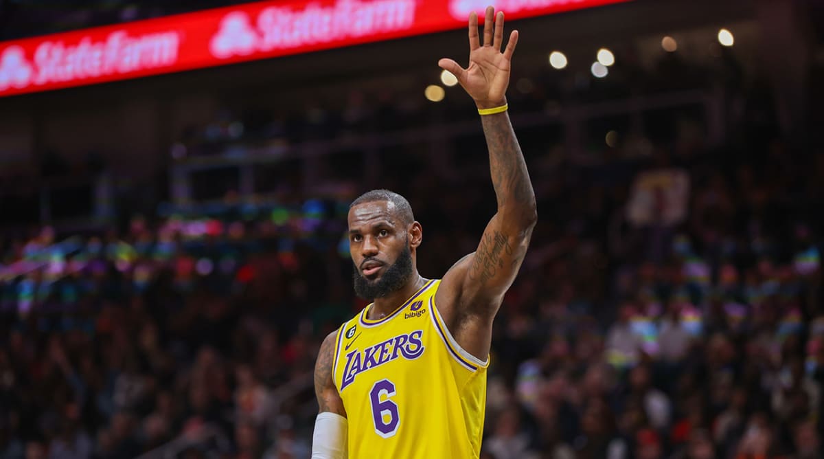 LeBron Sets Goal for Lakers to Avoid Play-in Tournament