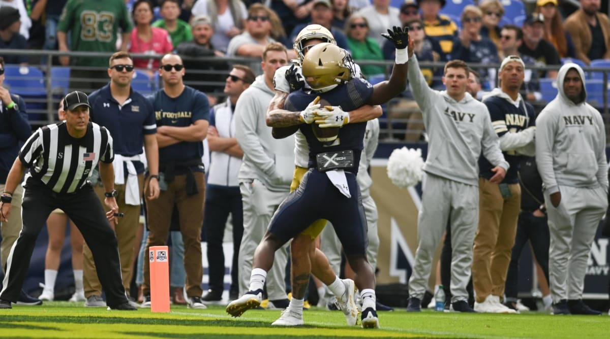 Notre Dame’s Braden Lenzy Makes Outrageous Touchdown Catch vs. Navy (Video)
