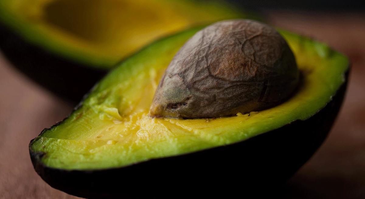 Вид спелого авокадо