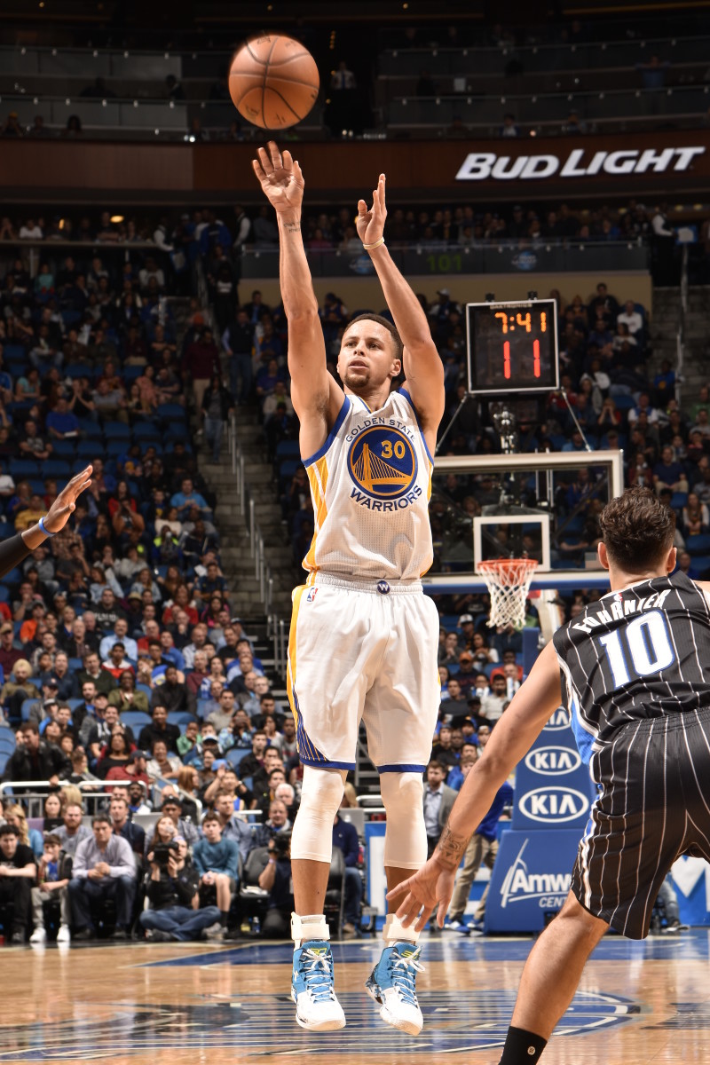 Curry Has Hits Pointer In Record Th Straight Game Sports