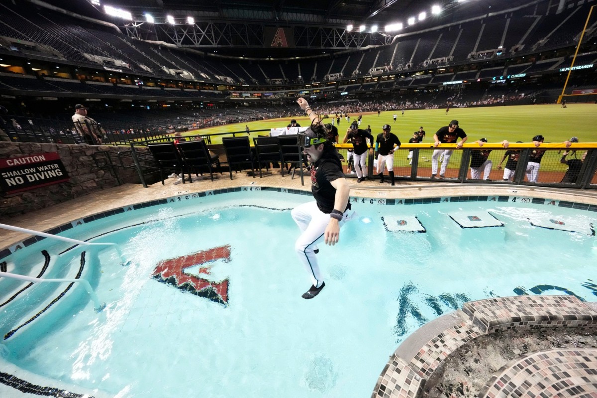 Dodgers Nlds Diamondbacks Crew Seen Prepping Chase Field Pool For