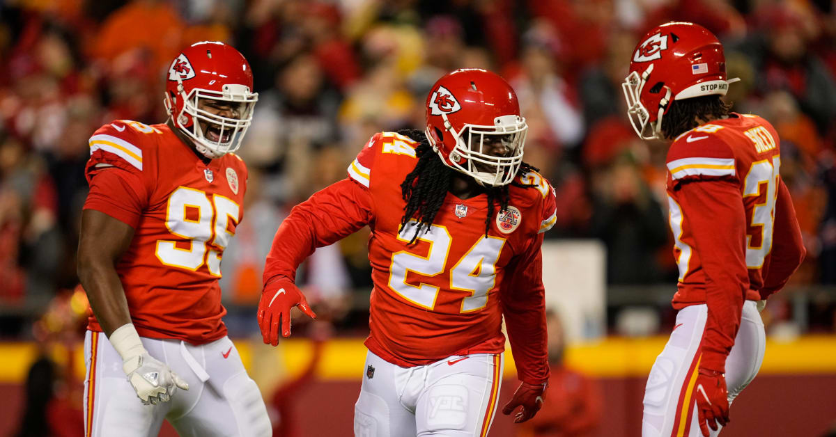 KANSAS CITY, MO - DECEMBER 26: Kansas City Chiefs defensive end Melvin  Ingram (24) before an NFL