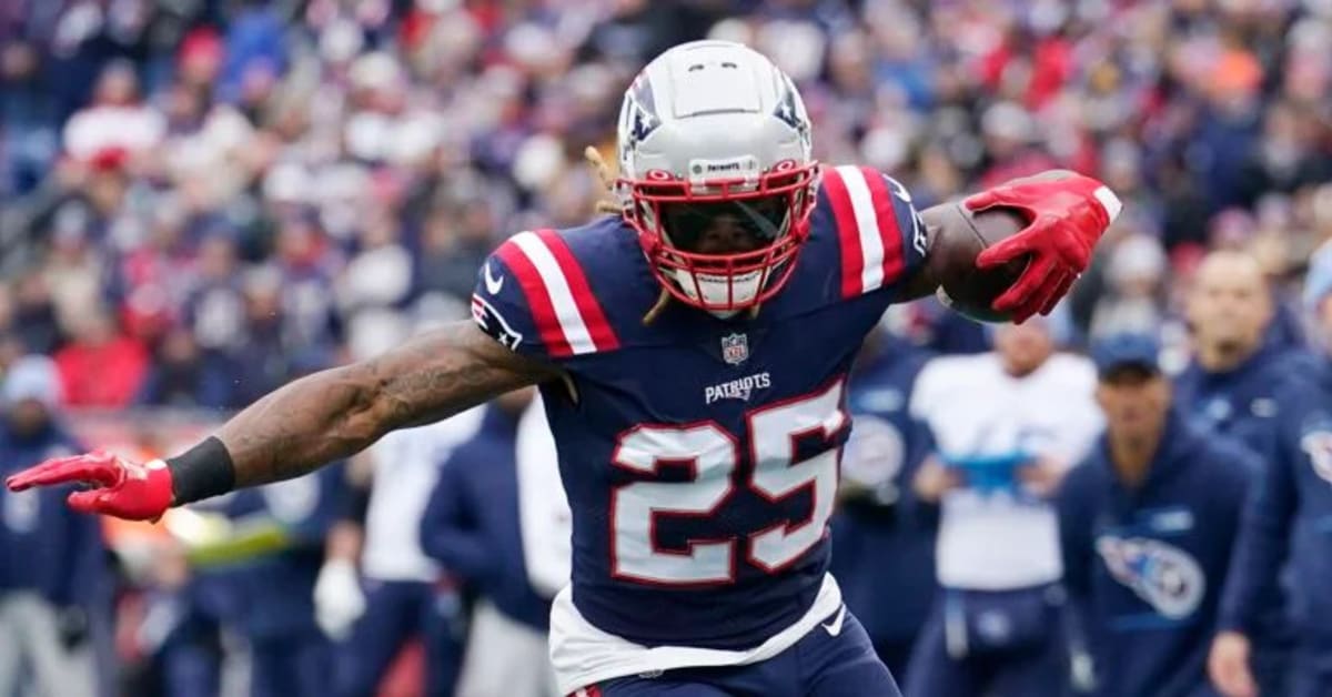 RB Brandon Bolden followed in grandpas footsteps to sign with Raiders