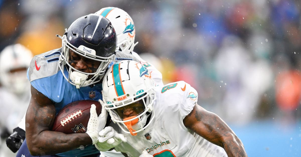 Foxborough, Massachusetts, USA. 1st Jan, 2023. Massachusetts, USA; Miami  Dolphins safety Jevon Holland (8) warms up