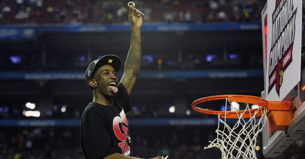 Watch: Russ Smith Gets His No. 2 Jersey Retired - Sports Illustrated  Louisville Cardinals News, Analysis and More