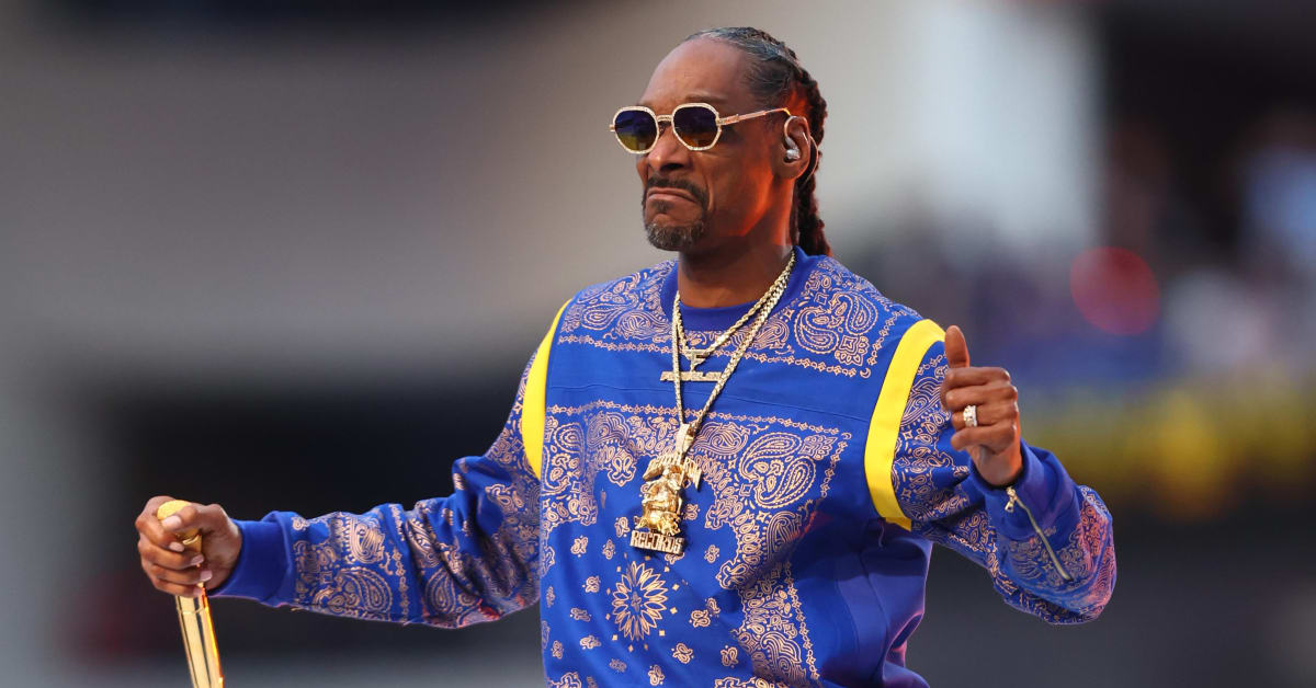 Kendrick Lamar Performs His Hit Song 'Alright' During Super Bowl