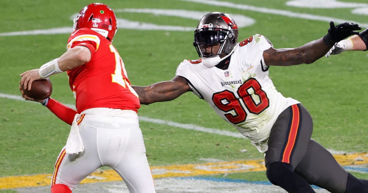 Should the Tampa Bay Buccaneers Re-Sign Jason Pierre-Paul?