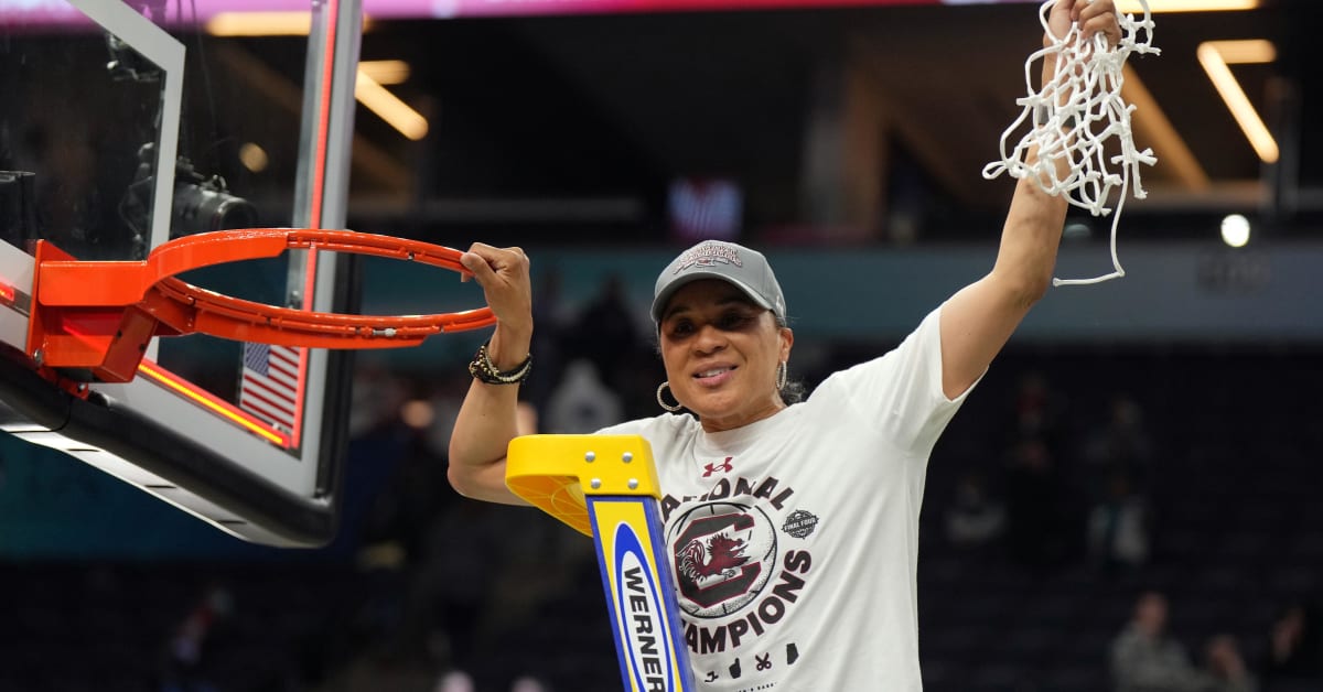 Women's Final Four: South Carolina's Dawn Staley wins third 2022 coach of  the year award