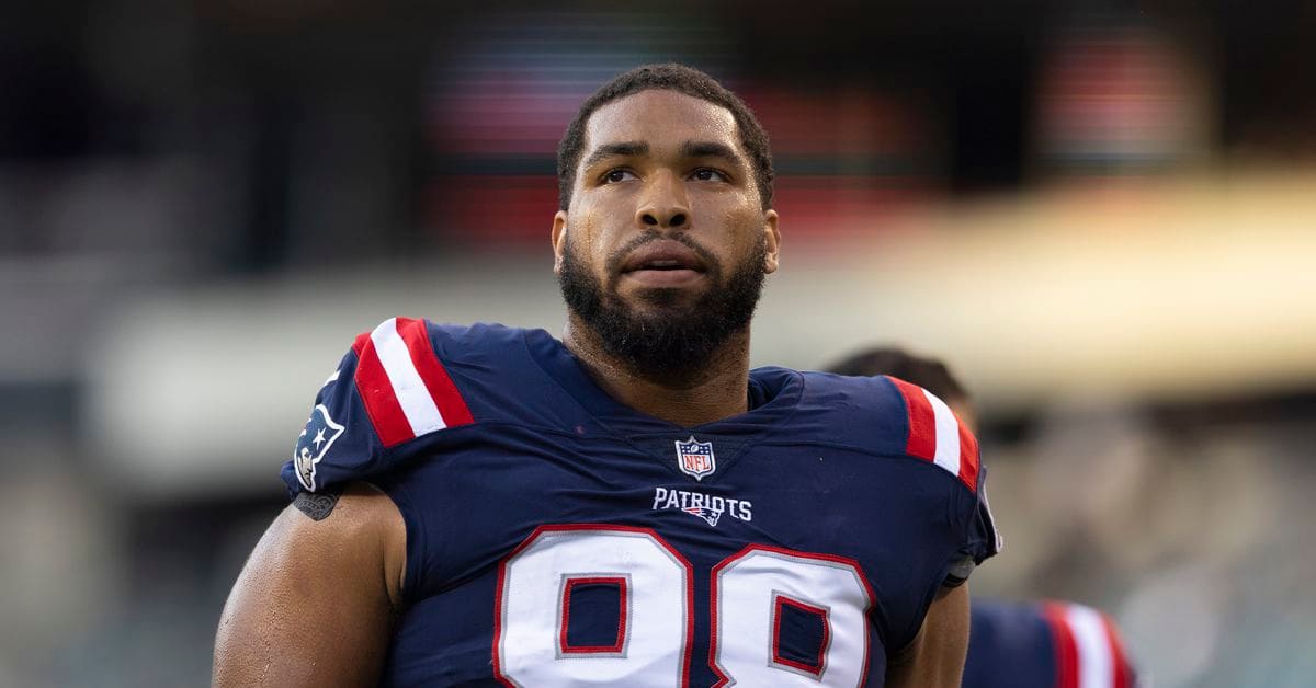 New England Patriots defensive tackle Carl Davis Jr. (98) looks on during  an NFL football game, Sunday, Sept. 18, 2022, in Pittsburgh, PA. (AP  Photo/Matt Durisko Stock Photo - Alamy