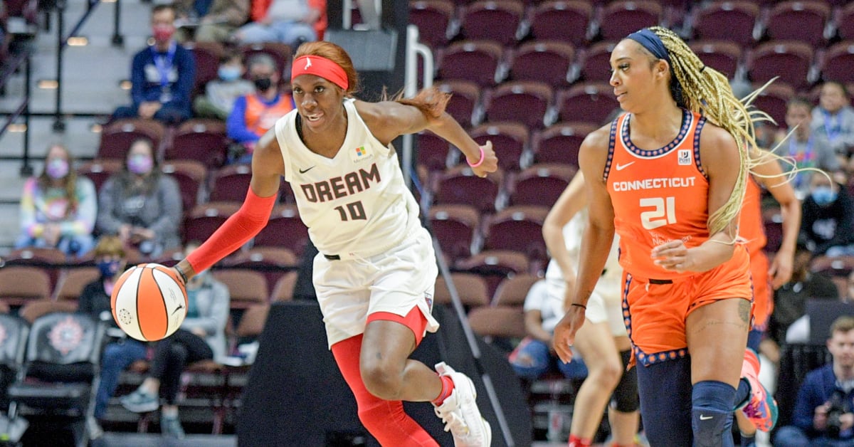 Atlanta, USA. 20th May, 2022. May 20, 2022, Atlanta, Georgia, United  States: Atlanta, Georgia, May 20th 2022: Atlanta Dream players help up  Rhyne Howard (10 Atlanta Dream) during the Womens National Basketball