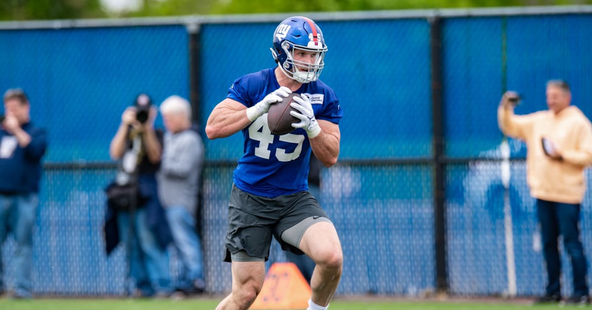 Football Nerds on X: #Giants TE Daniel Bellinger carted off after being  poked in the eye. Looks real swollen and a lot of blood on the jersey.  Prayers for the rookie 