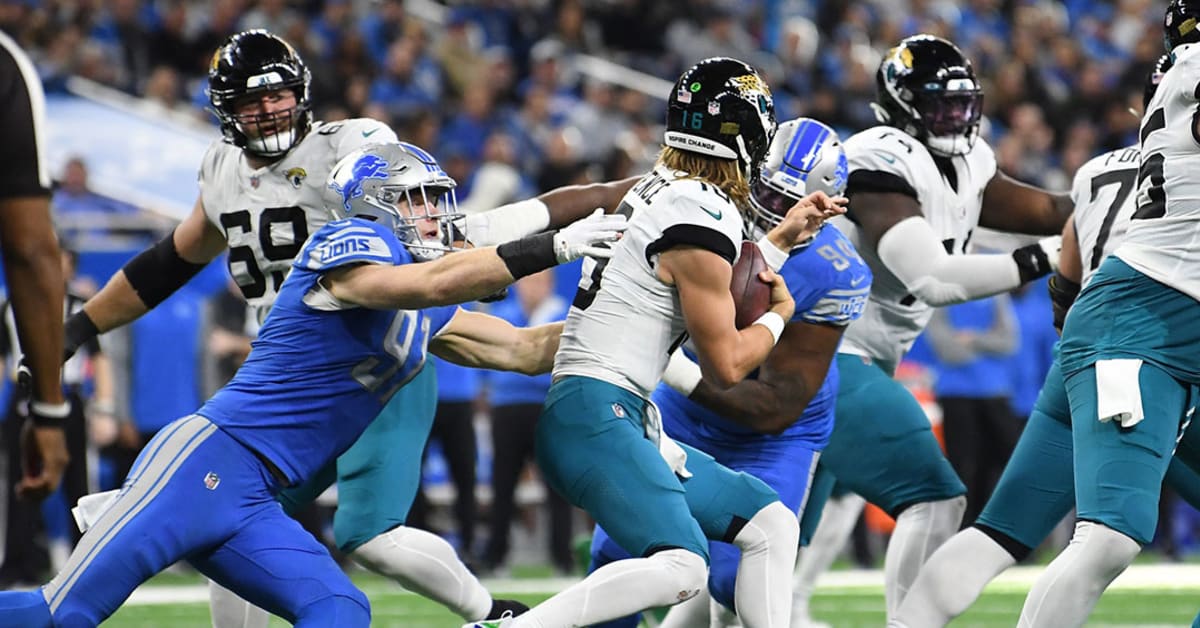 DETROIT, MI - DECEMBER 11: Minnesota Vikings TE T.J. Hockenson (87) trying  to block Detroit Lions Defensive End (97) Aidan Hutchinson during the game  between Minnesota Vikings and Detroit Lions on December