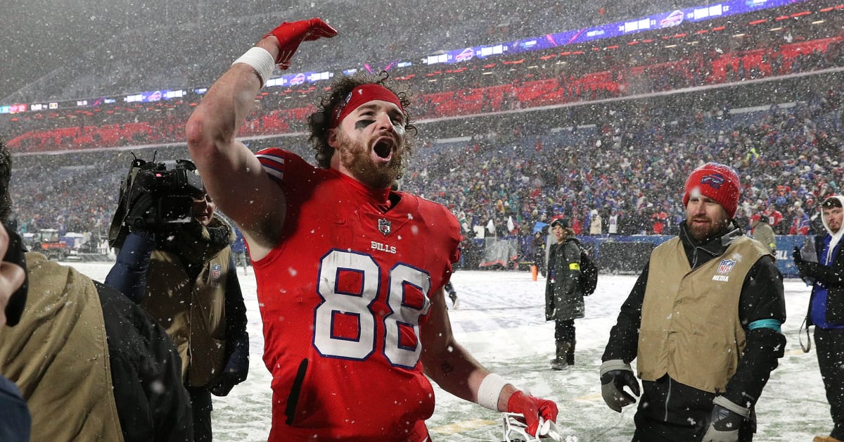 Dolphins-Bills fans throwing snowballs threatened with 15-yard penalty