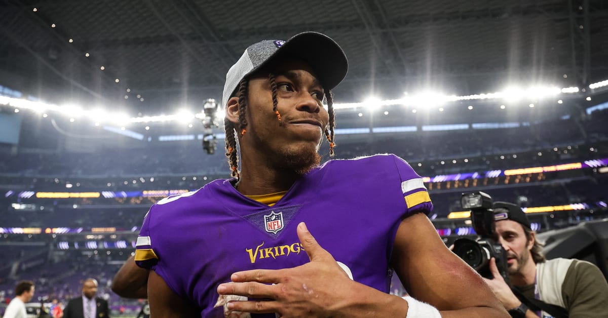 Justin Jefferson breaks Randy Moss's single season Vikings receiving yards  record - Sports Illustrated Minnesota Vikings News, Analysis and More