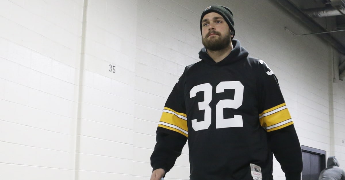 Steelers players and coaches arrive to game wearing Franco Harris