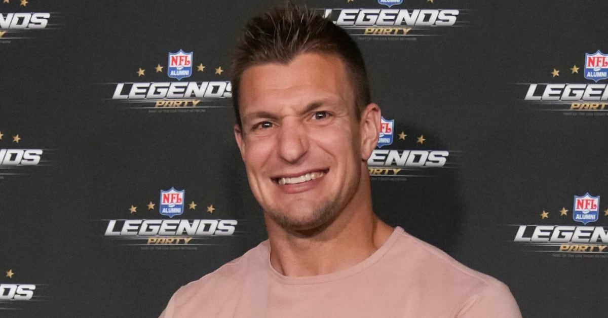 Rob Gronkowski will try a field goal in live Super Bowl ad