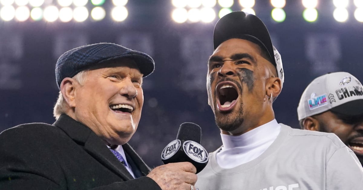 Watch: Jalen Hurts sings Eagles' fight song with stadium after win