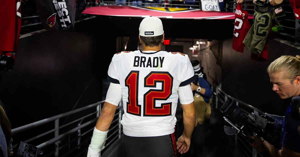 Nice 12 Goat Tom Brady Buccaneers Retiring shirt