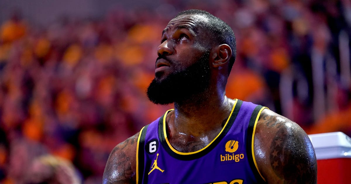 LeBron James attends Lakers training session with a t-shirt of