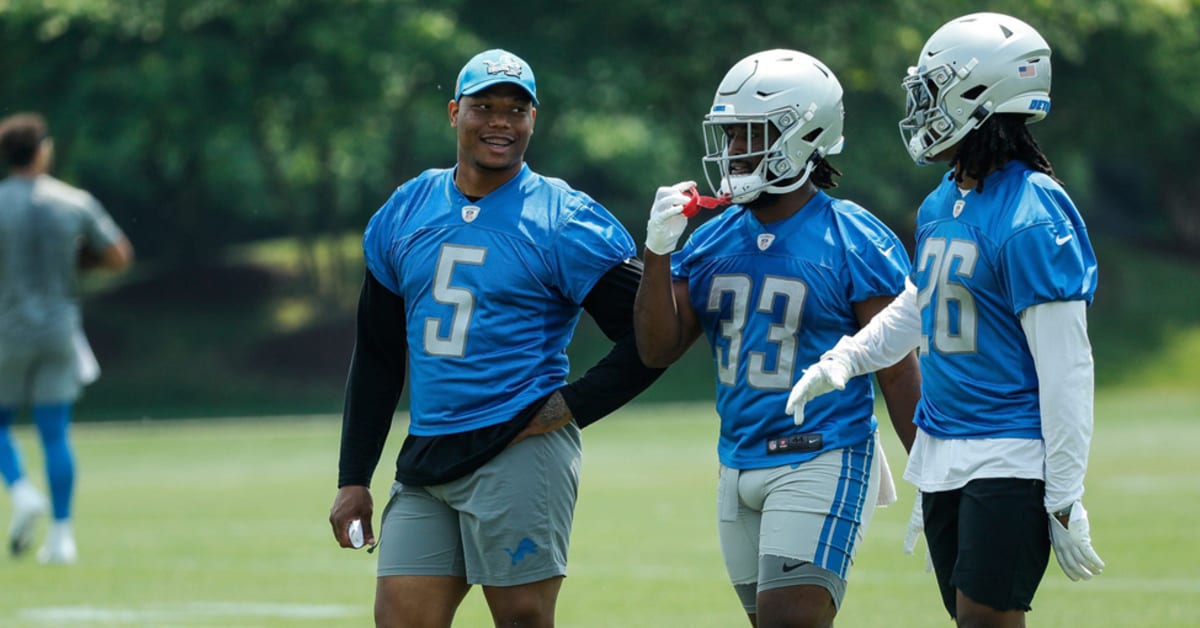 Detroit Lions LEGENDS Welcome rookies IN STYLEsign of GREAT things to  come! 