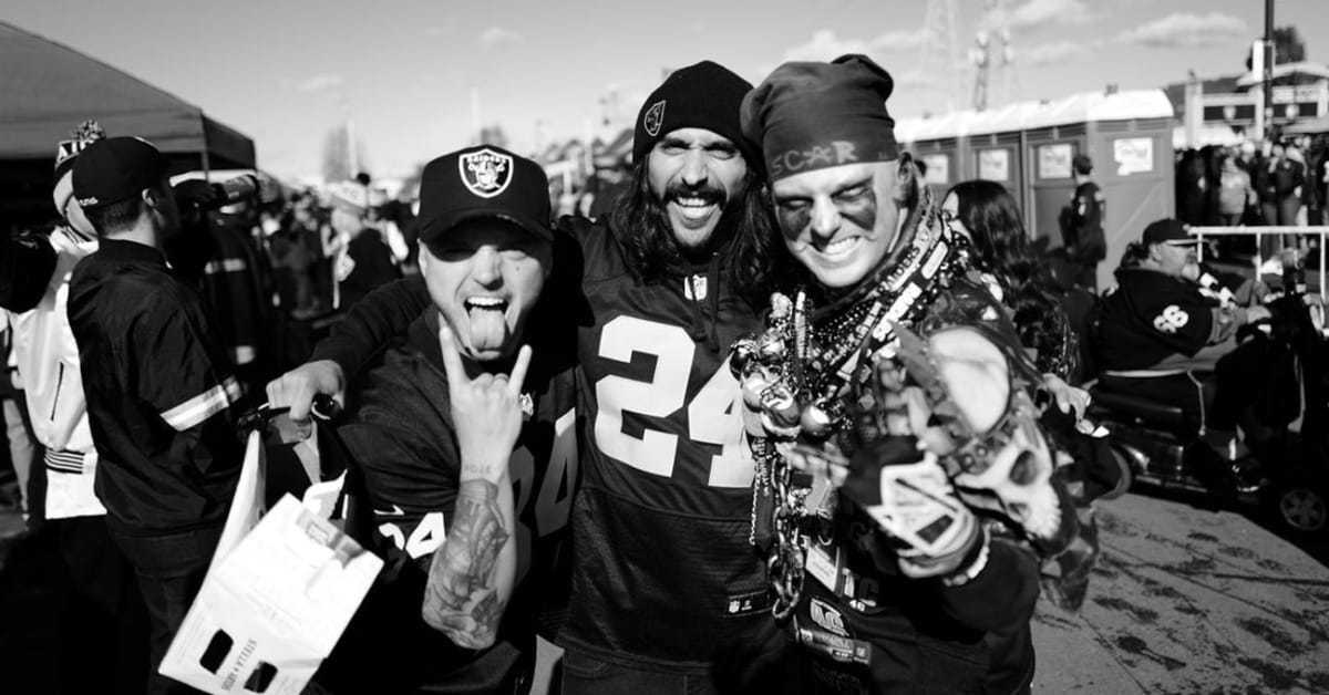 PHOTO: Chargers team bus gets egged by Raiders fans in Oakland