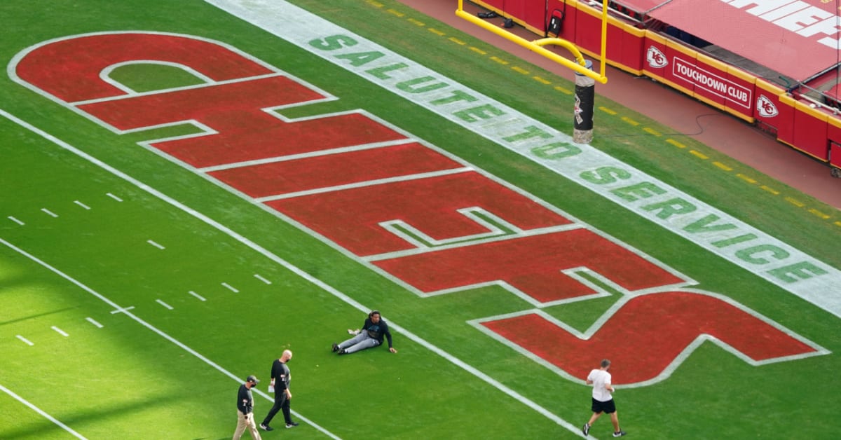 Chiefs] Arrowhead Stadium will feature throwback designs at midfield and  the end zones to celebrate the stadium's 50th anniversary : r/nfl