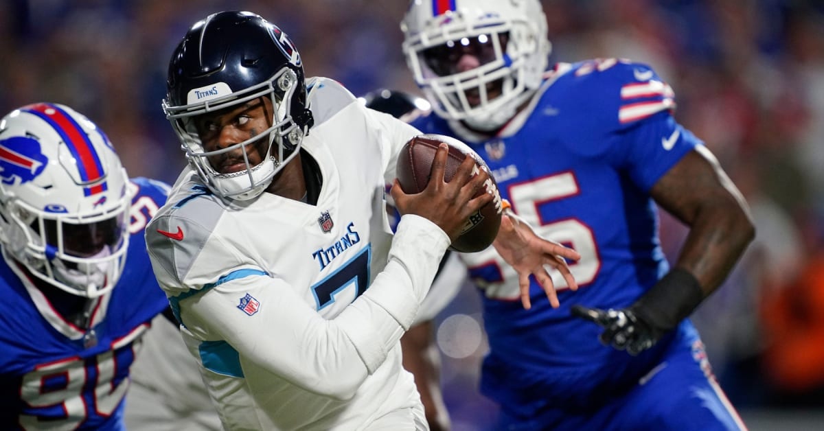 NASHVILLE, TN - AUGUST 20: Tennessee Titans quarterback Malik Willis (7)  catches the snap during the Tampa Bay Buccaneers-Tennessee Titans Preseason  game on August 20, 2022 at Nissan Stadium in Nashville, TN. (