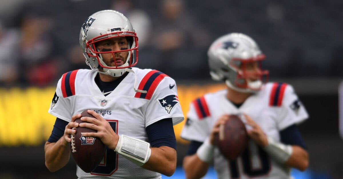 Patriots re-sign QB Brian Hoyer to back up Mac Jones