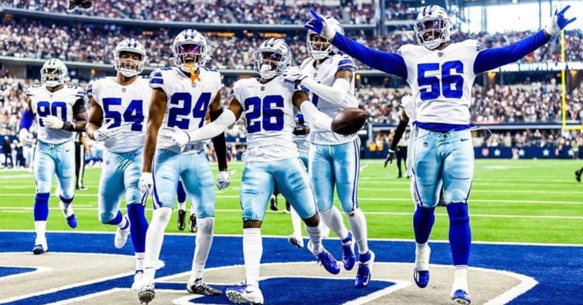 November 05, 2017: Dallas Cowboys defensive end Demarcus Lawrence #90  rushes towards the quarterback during an NFL football game between the  Kansas City Chiefs and the Dallas Cowboys at AT&T Stadium in