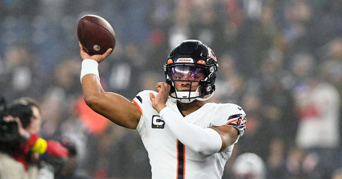 Chicago Bears' Dante Pettis scores a touchdown on TNF