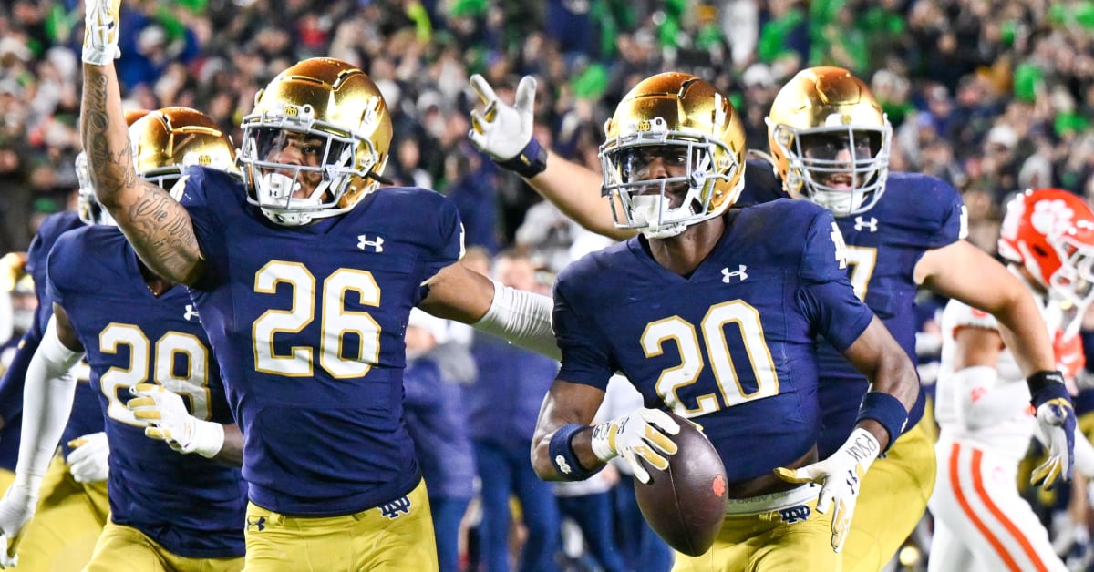 Notre Dame rolls to stay perfect