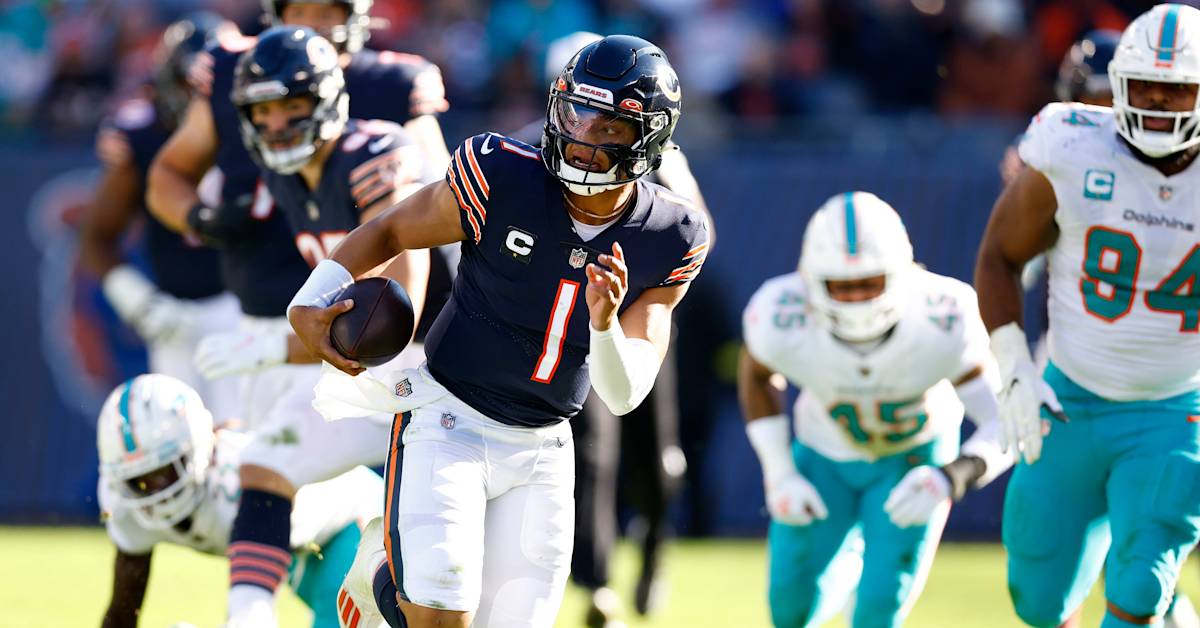 Tyreek Hill's reaction to Bears QB Justin Fields' performance