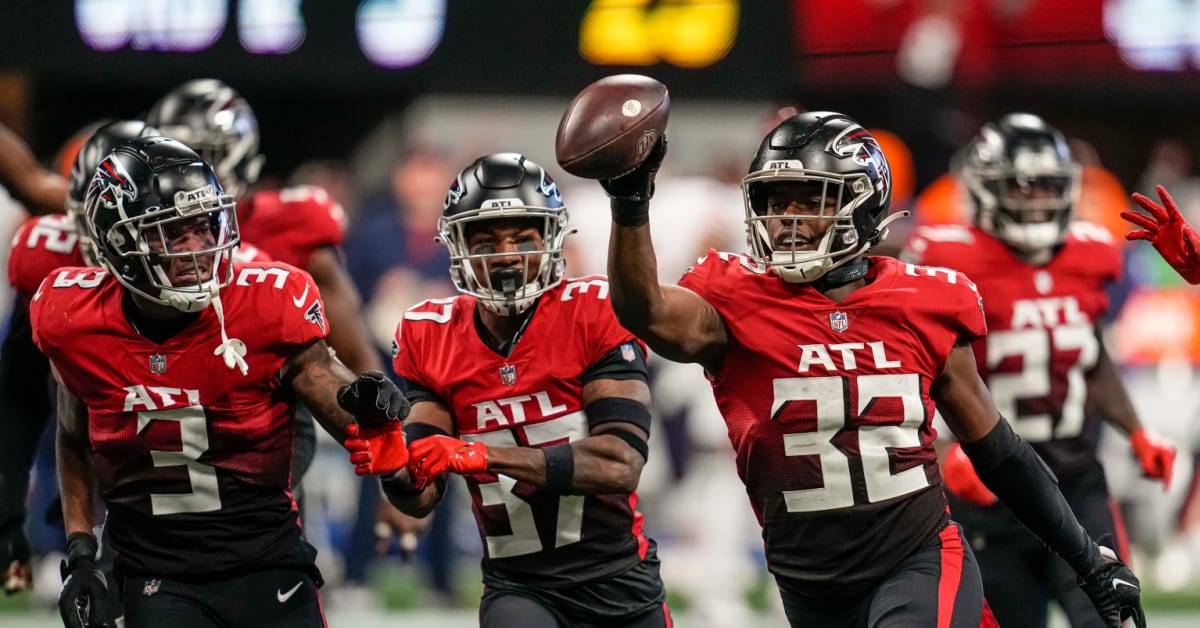 Atlanta Falcons running back Tyler Allgeier (25) runs against the Chicago  Bears during the first half of an NFL football game, Sunday, Nov. 20, 2022,  in Atlanta. (AP Photo/Brynn Anderson Stock Photo - Alamy