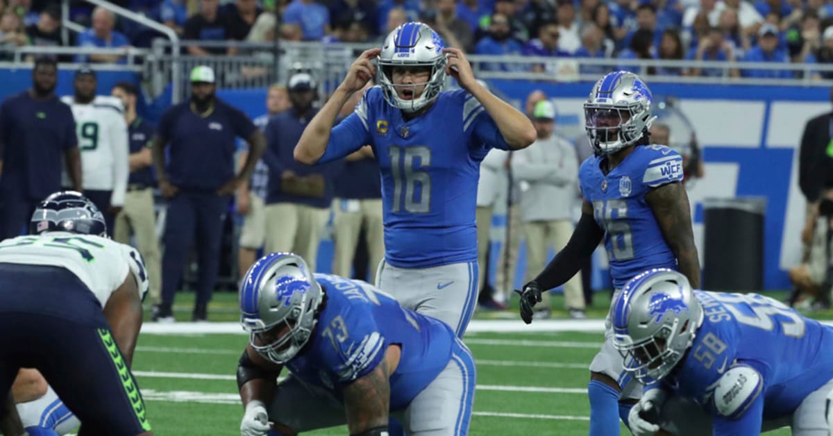 DETROIT, MI - DECEMBER 11: Detroit Lions offensive tackle Penei Sewell (58)  signals first down after