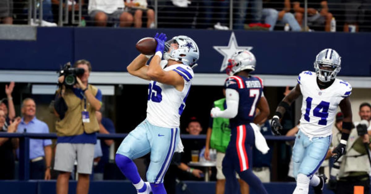 Dallas Cowboys quarterback Dak Prescott hits a wide-open Cowboys running  back Ezekiel Elliott for a walk-in touchdown pass