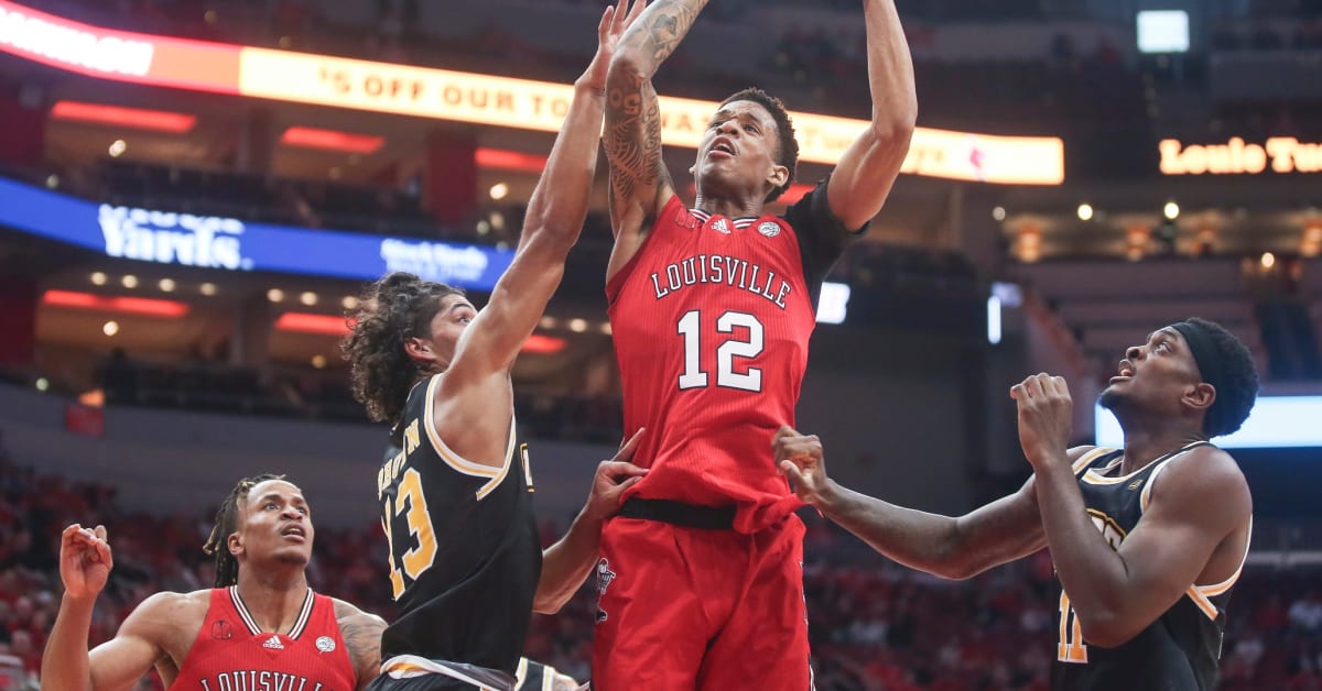 No. 7 men's basketball squeaks past Louisville, remains tied for