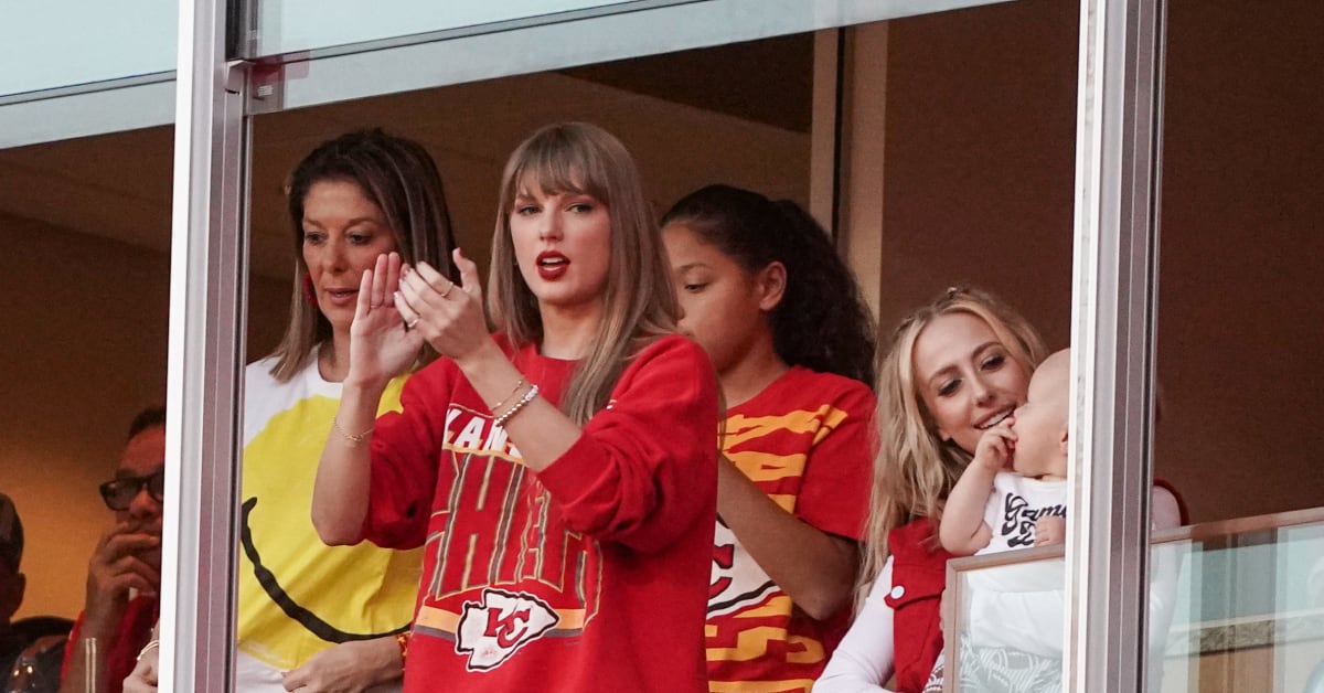 Taylor Swift Arrived at Raiders-Chiefs Game With Santa Claus, and Fans ...