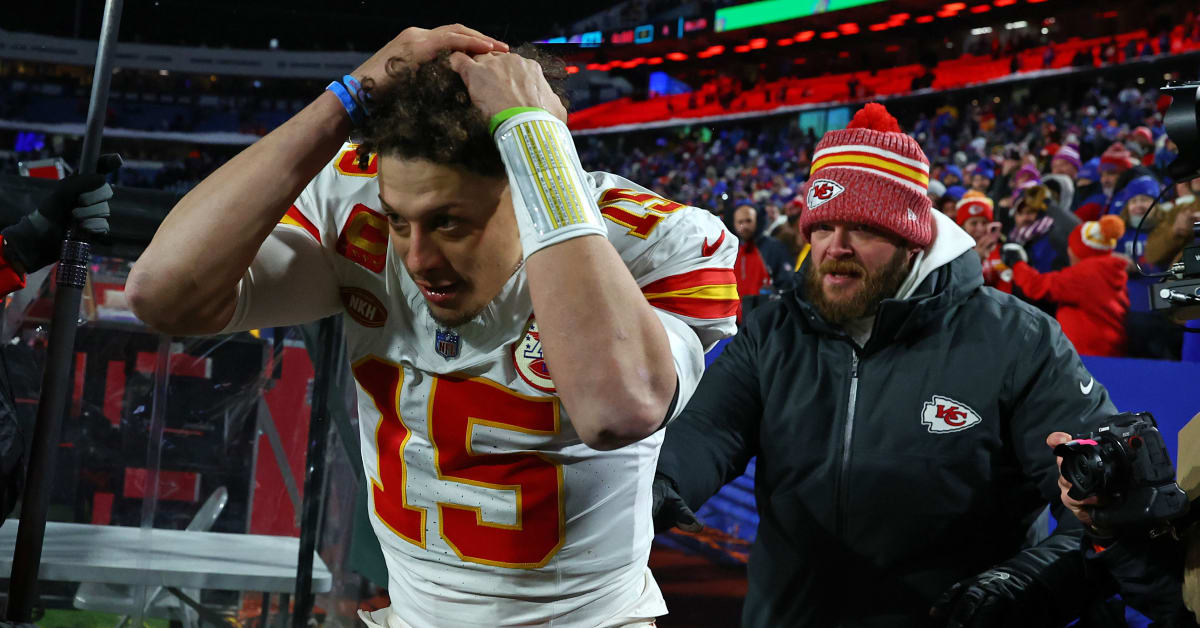 Chiefs’ Patrick Mahomes Impressively Dodged a Barrage of Snowballs From ...