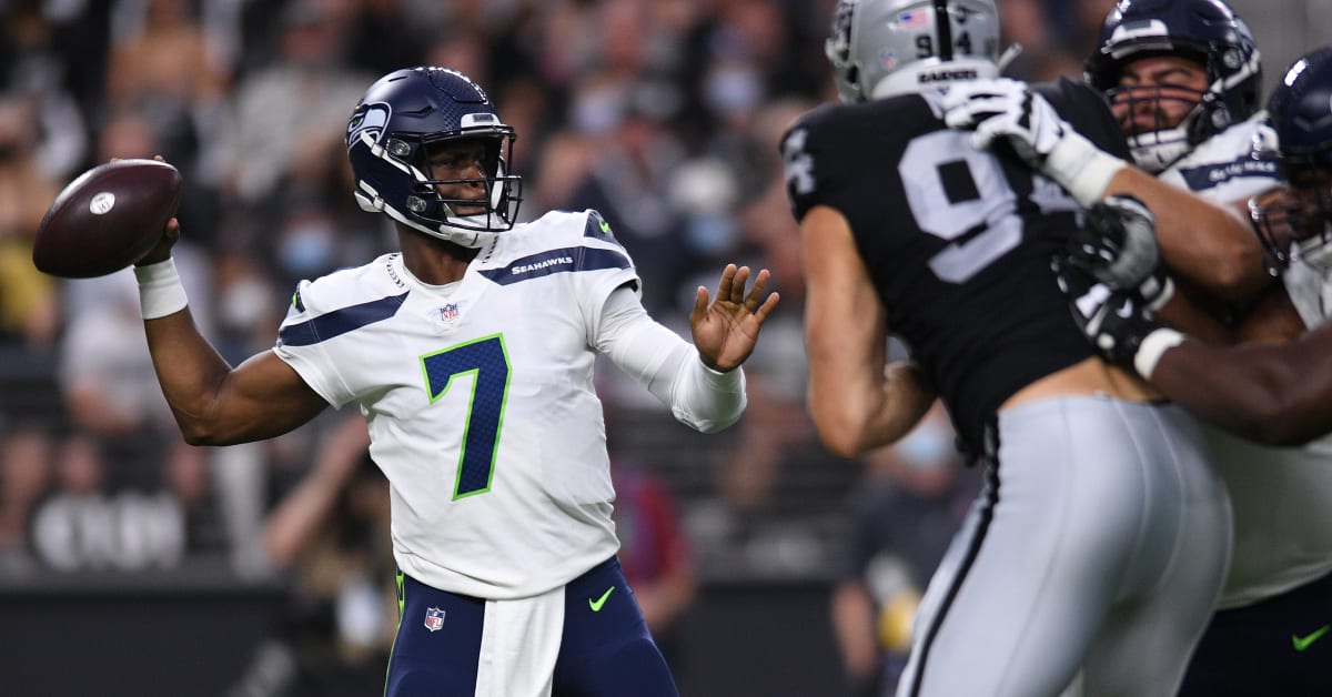 Geno Smith tosses 2 TDs, Seahawks top Raiders 17-15