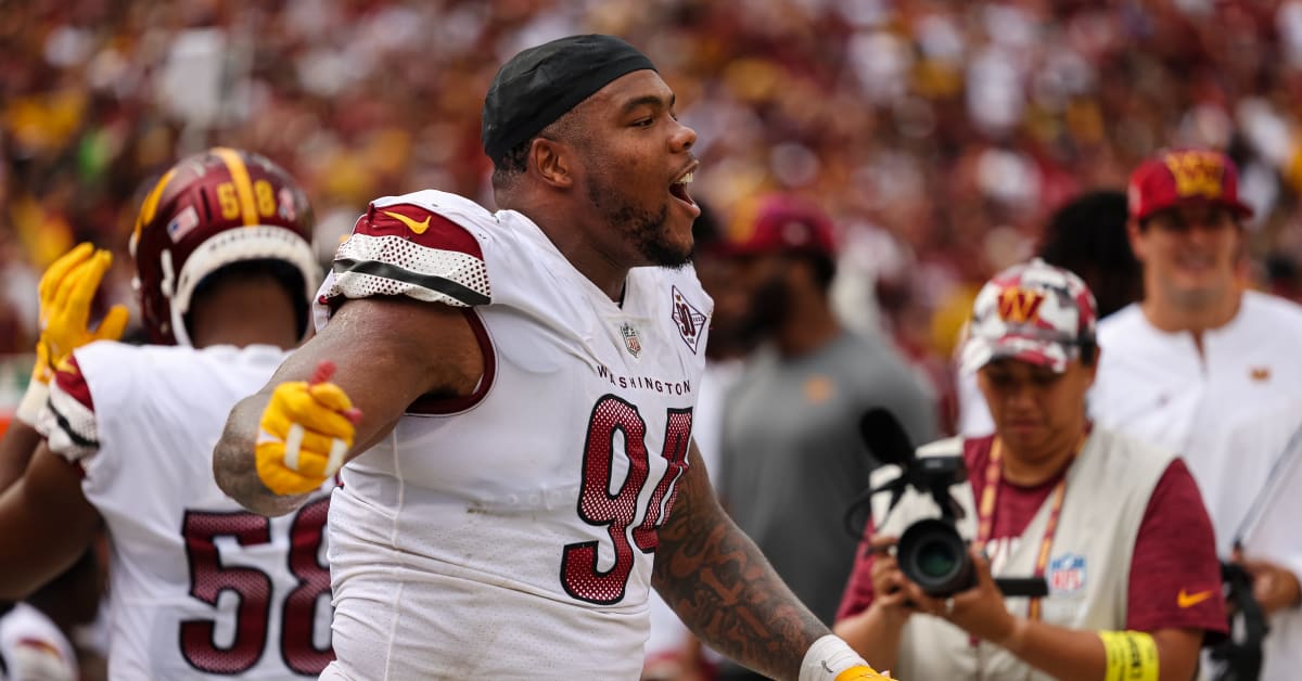 Washington Commanders defensive tackle Daron Payne (94) takes the field  before the Washington Comman