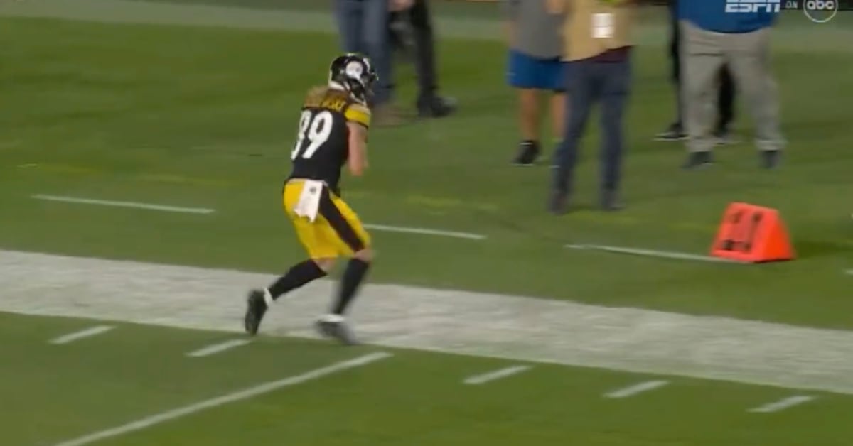 NFL Fans Roasted Steelers' Gunner Olszewski for Mind-Boggling Mistake on  Kickoff - Sports Illustrated