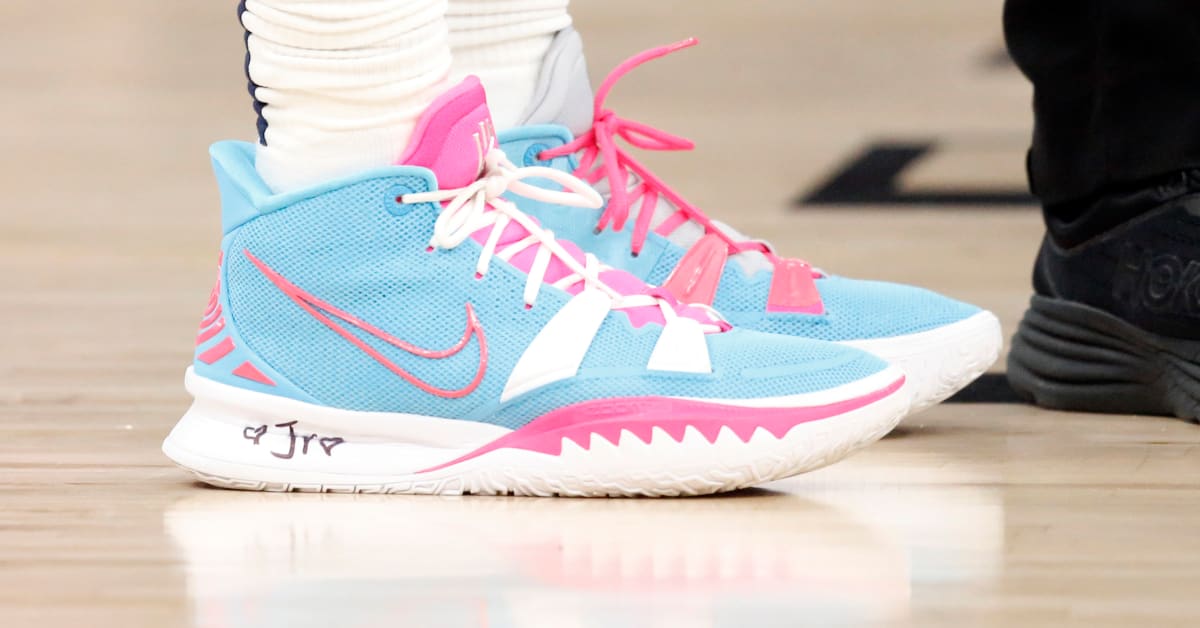 Pink nike shoes discount basketball