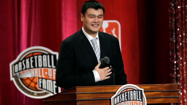 Yao Ming being tall next to Jessica Alba, John Daly ...