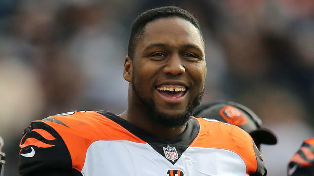 9 de diciembre de 2018;  Carson, California, Estados Unidos;  El ala defensiva de los Cincinnati Bengals, Carlos Dunlap (96), centro, sonríe mientras el ataque sale del campo en el segundo cuarto de un partido contra Los Angeles Chargers, el domingo 9 de diciembre de 2018, en el StubHub Center en Carson, California.  Crédito obligatorio: Karim Butcher/The Cincinnati Enquirer-USA TODAY NETWORK