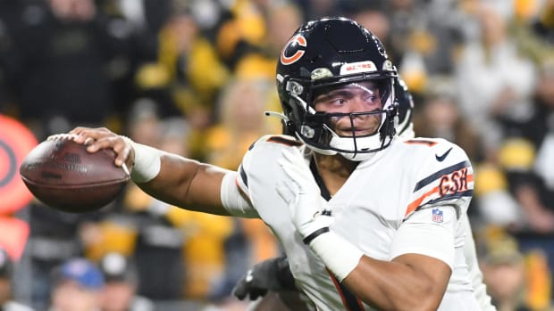 8 de noviembre de 2021;  Pittsburgh, Pensilvania, Estados Unidos;  El mariscal de campo de los Chicago Bears, Justin Fields (1), lanza un pase en el último cuarto contra los Pittsburgh Steelers en el Heinz Field.