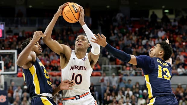 Auburn forward Jabari Smith (10) drives to the basket between Murray State forward DJ Burns (55) and guard Carter Collins (13) during the second half of an NCAA college basketball game Wednesday, Dec. 22, 2021, in Auburn, Ala.