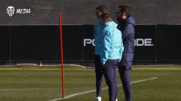 Eray Cömert in Valencia training