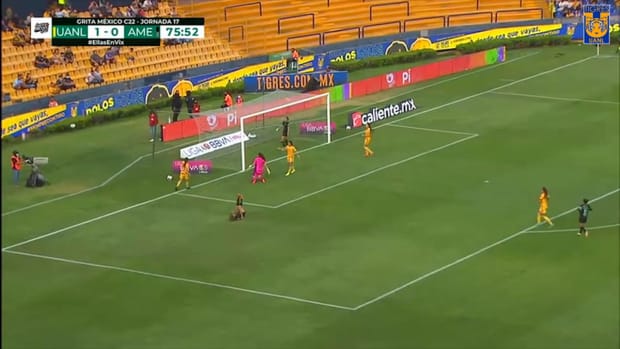 Outstanding save by Tigres Women goalkeeper Cecilia Santiago