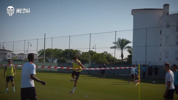 Valencia play footvolley in training