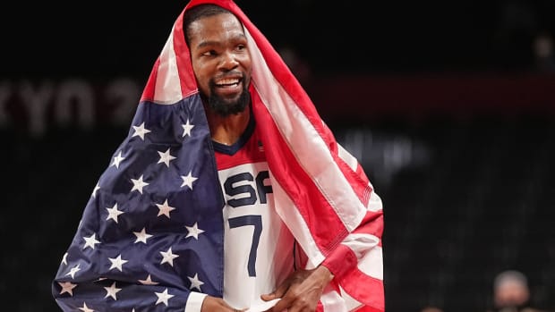 kevin-durant-flag-usa-gold-lead